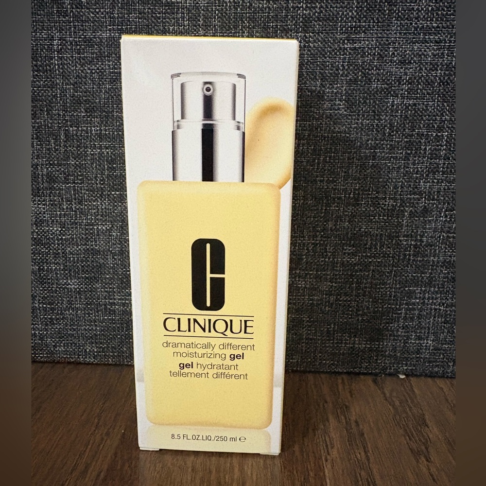 Clinique Dramatically Different Moisturizing Gel - Cream 8.5 Fl oz. - Picture 3 of 3